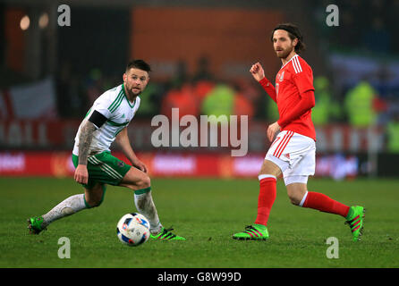 Oliver Norwood (a sinistra) dell'Irlanda del Nord e Joe Allen in del Galles azione Foto Stock