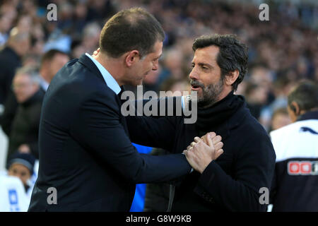 West Ham United manager Slaven Bilic (a sinistra) e Watford manager Quique Sanchez Flores si salutano l'un l'altro prima di iniziare Foto Stock