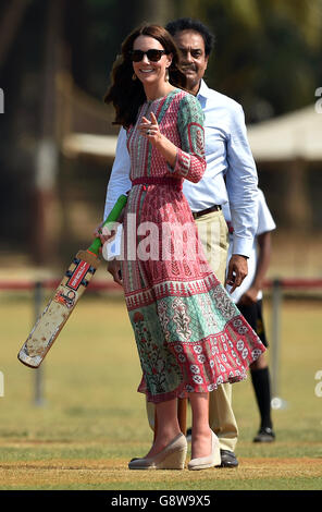 La Duchessa di Cambridge gioca a cricket durante una visita al campo di ricreazione Oval Maidan a Mumbai, India, il giorno uno del tour reale in India e Bhutan. Foto Stock