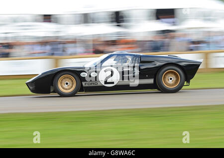 1966 Ford GT40 MkII di proprietà di Ford Motor Co. Che corre su per la collina all'evento Motorsport Goodwood Festival of Speed 2016, Regno Unito Foto Stock