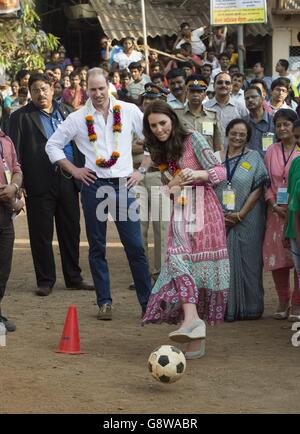 Il Duca e la Duchessa di Cambridge giocano a calcio durante una visita al serbatoio d'acqua di Banganga a Mumbai, India, durante il primo giorno del tour reale in India e Bhutan. Foto Stock