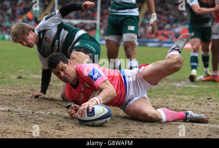 Morne Steyn di Stade Francais si tuffa per una prova solo perché non è permesso durante la European Champions Cup, quarto finale partita a Welford Road, Leicester. Foto Stock