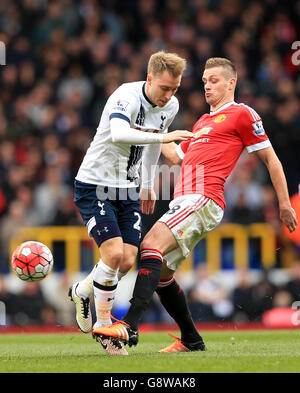 Christian Eriksen di Tottenham Hotspur (a sinistra) e Morgan Schneiderlin di Manchester United combattono per la palla durante la partita della Barclays Premier League a White Hart Lane, Londra. Foto Stock