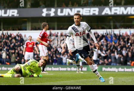 Il DELE Alli di Tottenham Hotspur celebra il primo gol della partita del suo fianco durante la partita Barclays Premier League a White Hart Lane, Londra. Foto Stock