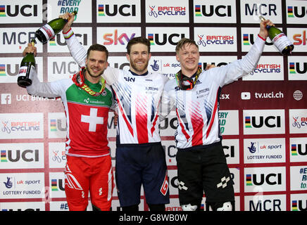 Primo posto in Gran Bretagna Liam Phillips (a sinistra) sul podio a fianco del secondo posto in Gran Bretagna Kyle Evans (a destra) e terzo posto in Svizzera Renaud Blanc dopo la finale maschile nel secondo giorno, del secondo round della Coppa del mondo UCI BMX Supercross, al National Cycling Centre di Manchester. Foto Stock