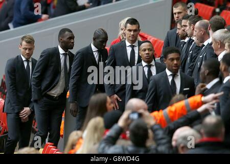 Giocatori di Liverpool (da sinistra a destra) Simon Mignolet, Christian Benteke, Mamadou Sakho, Dejan Lovren, Nathaniel Clyne e Jordon IBE si uniscono ai loro compagni di gioco mentre arrivano per l'ultimo servizio commemorativo che si terrà ad Anfield, Liverpool, per segnare 27 anni al giorno da quando la tragedia ha causato 96 vite. Foto Stock