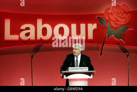 Rhodri Morgan primo ministro del Galles, intervenendo alla Conferenza del Partito laburista di Brighton, lunedì 26 settembre 2005. Vedere PA Story LABOR Conference. PREMERE ASSOCIAZIONE foto. Il credito fotografico dovrebbe essere: Andrew Parsons/PA Foto Stock