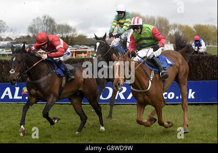 Decisamente rosso (a destra) guidato da Danny Cook sulla sua strada per vincere la Hillhouse Quarry handicap Steeple Chase durante il Ladies Day del Coral Scottish Grand National Festival presso l'ippodromo di Ayr. Foto Stock