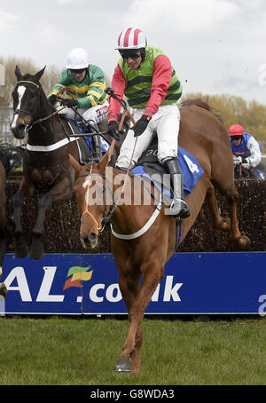 Decisamente rosso guidato da Danny Cook sulla sua strada per vincere la Hillhouse Quarry handicap Steeple Chase durante il Ladies Day del Coral Scottish Grand National Festival all'Ayr Racecourse. Foto Stock