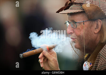 John McCririck durante il secondo giorno del Craven Meeting all'Ippodromo di Newmarket. Foto Stock