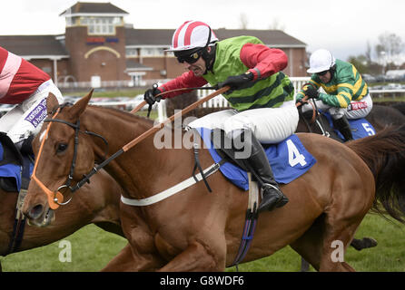 Decisamente rosso guidato da Danny Cook sulla sua strada per vincere la Hillhouse Quarry handicap Steeple Chase durante il Ladies Day del Coral Scottish Grand National Festival all'Ayr Racecourse. Foto Stock