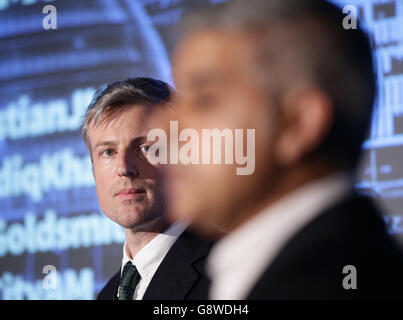 I candidati del sindaco di Londra Zac Goldsmith e Sadiq Khan durante un dibattito testa a testa, presso l'Institute of Directors, Londra. Foto Stock