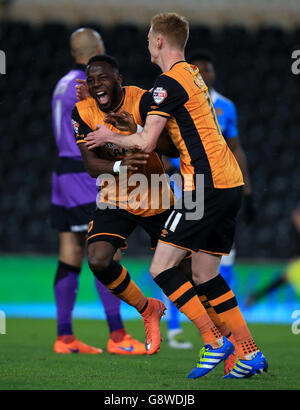 Hull City / Wolverhampton Wanderers - Campionato Sky Bet - Stadio KC. Adama Diomande di Hull City festeggia il primo gol con Sam Clucas (r) Foto Stock