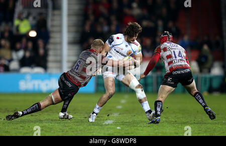 Ross Moriarty di Gloucester Rugby (a sinistra) affronta Michele Campagnaro di Exeter Chiefs durante la partita di Aviva Premiership al Kingsholm Stadium di Gloucester. Foto Stock