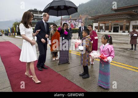 Il Duca e la Duchessa di Cambridge all'Aeroporto di Paro in Bhutan prima di imbarcarsi sul loro volo per Agra per la loro visita al Taj Mahal. Foto Stock