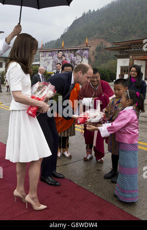 Il Duca e la Duchessa di Cambridge all'Aeroporto di Paro in Bhutan prima di imbarcarsi sul loro volo per Agra per la loro visita al Taj Mahal. Foto Stock