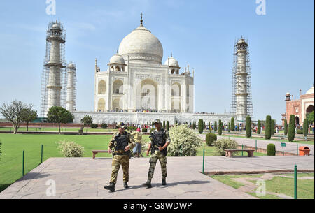 Sicurezza prima della visita del Duca e della Duchessa di Cambridge al Taj Mahal in India durante il giorno 7 del tour reale in India e Bhutan. Foto Stock