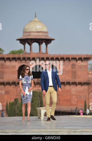 Il Duca e la Duchessa di Cambridge durante una visita al Taj Mahal in India durante il settimo giorno del tour reale in India e Bhutan. Foto Stock