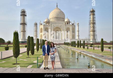 Il Duca e la Duchessa di Cambridge durante una visita al Taj Mahal in India durante il settimo giorno del tour reale in India e Bhutan. Foto Stock