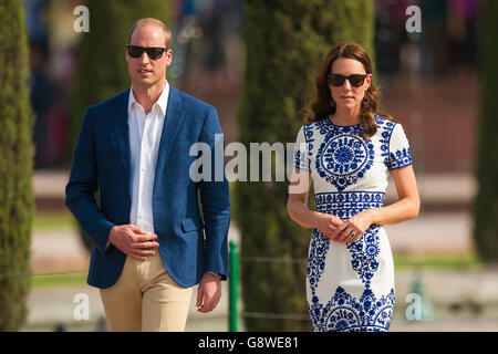 Il Duca e la Duchessa di Cambridge durante una visita al Taj Mahal in India durante il settimo giorno del tour reale in India e Bhutan. Foto Stock