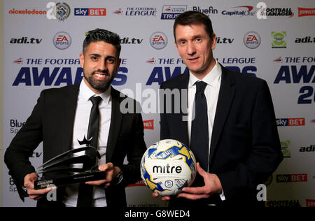 Marco Matias di Sheffield Wednesday riceve il Mitre Goal of the Year da Mitre Head of National Field Sales Chris Degnan (a destra), in occasione dei Football League Awards di questa sera a Manchester. Foto Stock