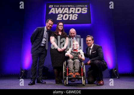 Il fan della città di Bristol Oskar Pycroft riceve il Capital One Supporter of the Year Award dal responsabile della Sponsorizzazione di Capital One Jason Carr (a sinistra) e dal presentatore Simon Thomas (a destra) ai Football League Awards di questa sera a Manchester. Foto Stock