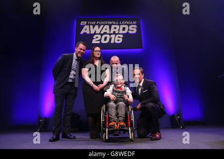 Il fan della città di Bristol Oskar Pycroft riceve il Capital One Supporter of the Year Award dal responsabile della Sponsorizzazione di Capital One Jason Carr (a sinistra) e dal presentatore Simon Thomas (a destra) ai Football League Awards di questa sera a Manchester. Foto Stock