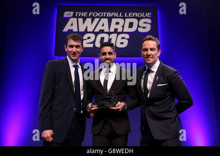 Marco Matias di Sheffield Wednesday riceve il Mitre Goal of the Year presentato da Mitre Head of National Field Sales Chris Degnan (a sinistra) e dal presentatore Simon Thomas (a destra) ai Football League Awards di questa sera a Manchester. Foto Stock