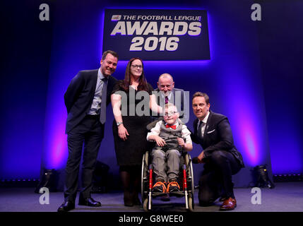 Il fan della città di Bristol Oskar Pycroft riceve il Capital One Supporter of the Year Award dal responsabile della Sponsorizzazione di Capital One Jason Carr (a sinistra) e dal presentatore Simon Thomas (a destra) ai Football League Awards di questa sera a Manchester. Foto Stock