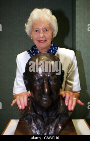 Un busto della leggendaria Brian Johnston viene svelato al Brit Oval, casa di Surrey CCC Foto Stock