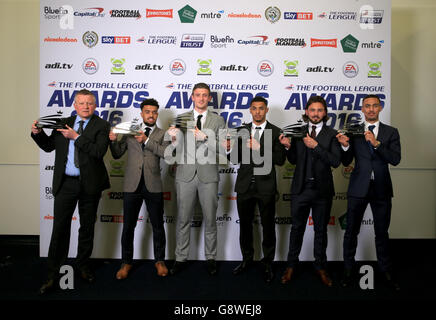 (Da sinistra a destra) il responsabile della città di Northampton Chris Wilder, Nicky Ajose di Swindon Town, il portiere della città di Northampton Adam Smith, Andre Grey di Burnley, il centrocampista di Gillingham Bradley Dack e Oxford hanno Unito Kemar Roofe con i loro Football Manager Team of the Season Awards ai Football League Awards di stasera a Manchester Foto Stock