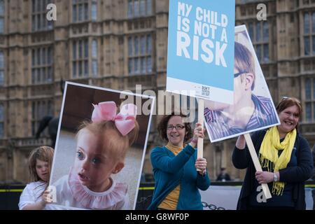 Le persone affette da sindrome di Down e le loro famiglie dimostrano al di fuori della Camera del Parlamento di Londra i piani del governo di introdurre una nuova tecnica di screening pre-natale che dovrebbe portare ad una riduzione del numero di bambini nati con la sindrome. Foto Stock