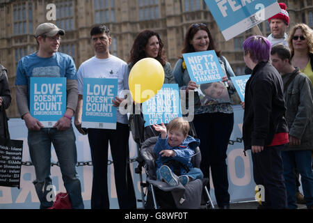 Le persone affette da sindrome di Down e le loro famiglie dimostrano al di fuori della Camera del Parlamento di Londra i piani del governo di introdurre una nuova tecnica di screening pre-natale che dovrebbe portare ad una riduzione del numero di bambini nati con la sindrome. Foto Stock