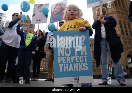 Le persone affette da sindrome di Down e le loro famiglie dimostrano al di fuori della Camera del Parlamento di Londra i piani del governo di introdurre una nuova tecnica di screening pre-natale che dovrebbe portare ad una riduzione del numero di bambini nati con la sindrome. Foto Stock