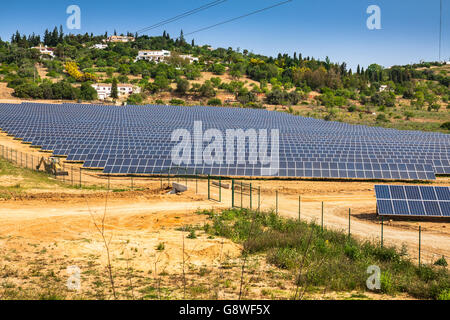 Pannello solare produce verde, rispettosi dell'ambiente energia dal sole. Foto Stock