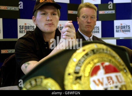 File della libreria PA datato 29/08/2002 del boxer Ricky Hatton e del promotore Frank Warren (a destra). Warren ha messo in atto la sua minaccia di chiedere un'ingiunzione contro Ricky Hatton che impedirebbe al campione di pesi leggeri IBF di tornare in azione il 26 novembre. Guarda la storia della PA CHE INSCATOLA Hatton Warren. PREMERE ASSOCIAZIONE foto. Il credito fotografico dovrebbe essere: Matthew Fearn/PA. Foto Stock