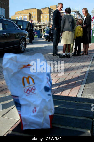 Il primo Ministro Tony Blair arriva oggi alla St Bartholomew's Church of England Primary School di Brighton mercoledì 28 settembre 2005 per il club delle colazioni. Il ministro dell'Istruzione Ruth Kelly dovrebbe annunciare i piani per le cene scolastiche più tardi oggi la conferenza annuale del Partito laburista nella località della costa meridionale, che proibirà che il cibo spazzatura venga servito agli alunni. Vedi PA Story LABOR Kelly. Press Association Photo Credit dovrebbe leggere . Chris Ion.PA/WPA Pool Foto Stock