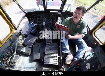 L'agricoltore Stirling Martyn Steedman si trova nell'abitacolo dell'elicottero Sea King dopo che è arrivato a Thornhill per iniziare la vita come sistemazione 'glamping'. Foto Stock