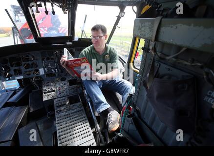 L'agricoltore Stirling Martyn Steedman si trova nell'abitacolo dell'elicottero Sea King dopo che è arrivato a Thornhill per iniziare la vita come sistemazione 'glamping'. Foto Stock