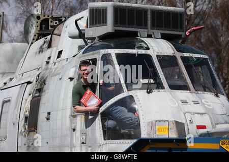 L'agricoltore Stirling Martyn Steedman si trova nell'abitacolo dell'elicottero Sea King dopo che è arrivato a Thornhill per iniziare la vita come sistemazione 'glamping'. Foto Stock