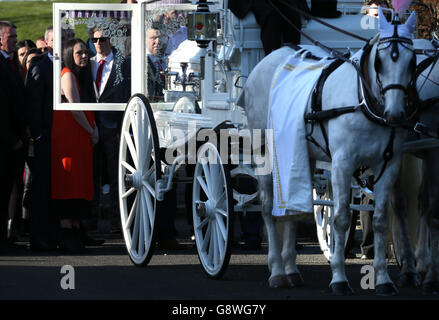 I pianori camminano dietro un cuore trainato da cavalli che porta la bara di Paige Doherty, 15 anni, quando arriva alla Chiesa cattolica di Santa Margherita a Clydebank, per una messa privata che riceve davanti al suo funerale domani. Foto Stock