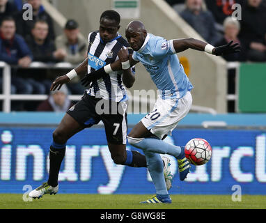 Moussa Sissoko di Newcastle United e Eliaquim Mangala di Manchester City (a destra) combattono per la palla durante la partita della Barclays Premier League a St James' Park, Newcastle. Foto Stock