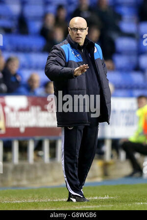 Il manager della lettura Brian McDermott si attiva sulla linea di contatto Foto Stock