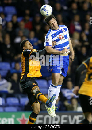 Reading's Yann Kerrorgant e la Curtis Davies di Hull City (a sinistra) battaglia per la sfera nell'aria Foto Stock
