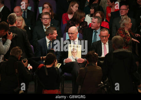 Il vice primo ministro John Swinney (al centro) con il ministro dei Trasporti Derek Mackay (al centro a sinistra) e il vice leader della SNP Stewart Hosie (al centro a destra), mentre il partito lancia il suo manifesto elettorale del Parlamento scozzese presso il Centro conferenze internazionali di Edimburgo. Foto Stock