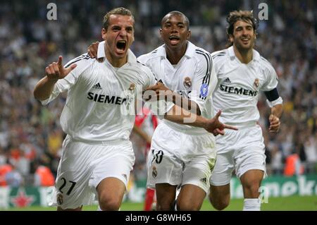 Roberto Soldado del Real Madrid festeggia il vincitore con Robinho e. Raul Foto Stock