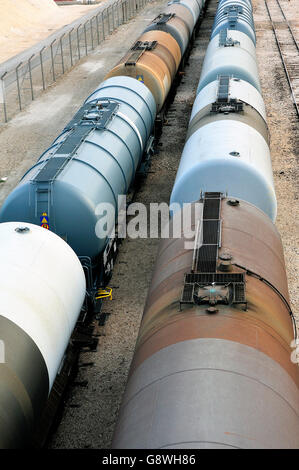 Treni tanker la sera nel cantiere di smistamento in Fos sul mare accanto a Marsiglia. Foto Stock