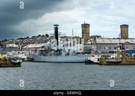 HMS Sutherland, un tipo 23 Fregata, sottoposti a riattaccare a HMNB Devonport. Foto Stock