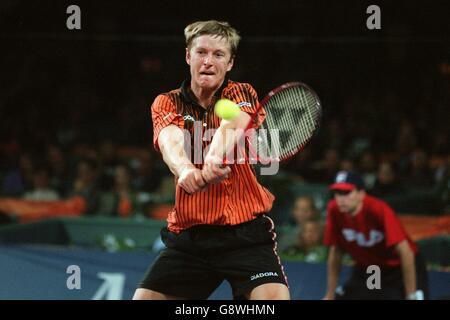 Tennis - ATP Tour Championship - Hannover, Germania. Yevgeny Kafelnikov si allunga per la palla Foto Stock