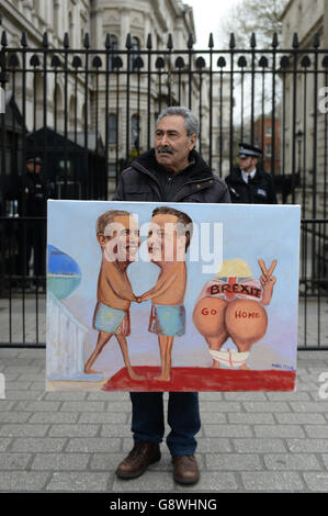 L'artista Kaya Mar tiene il suo dipinto fuori Downing Street prima della visita del presidente degli Stati Uniti Barack Obama a 10 Downing Street, Londra. Foto Stock